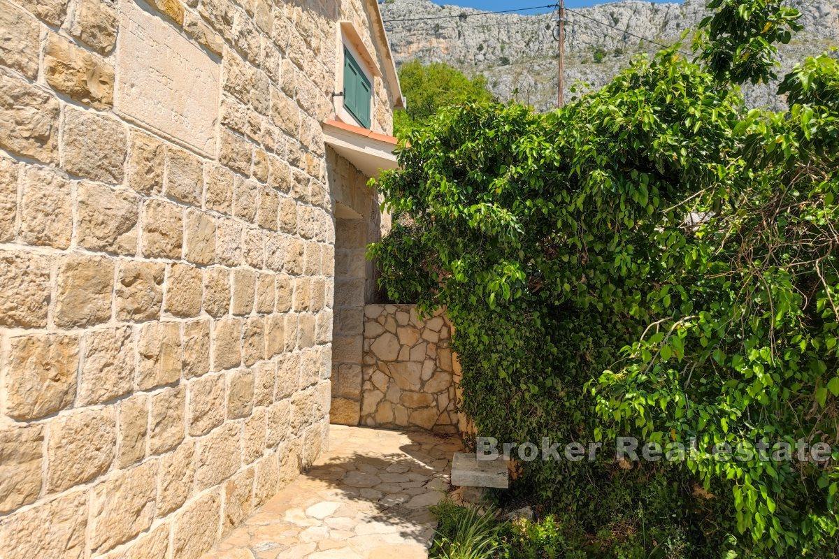 Omiš - Steinhus over stranden og havet