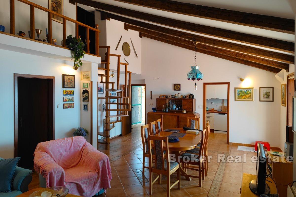 Omiš - Steinhus over stranden og havet