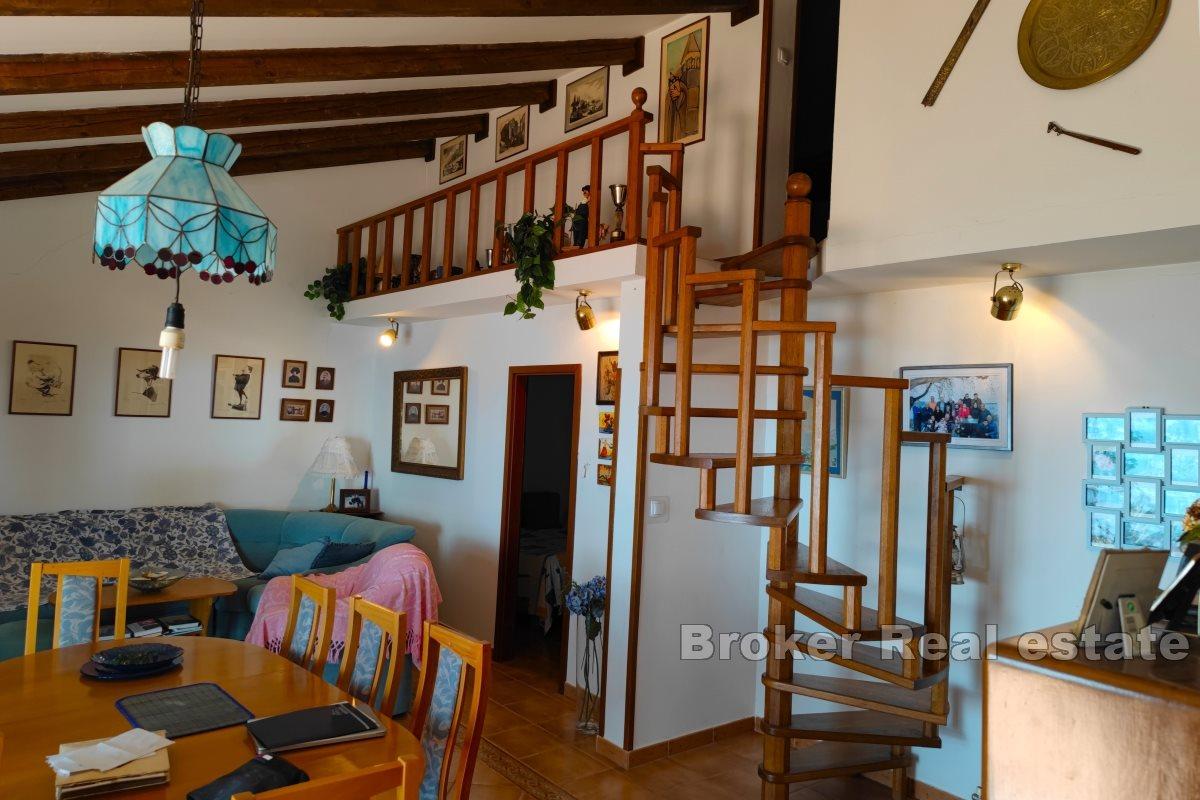 Omiš - Steinhus over stranden og havet