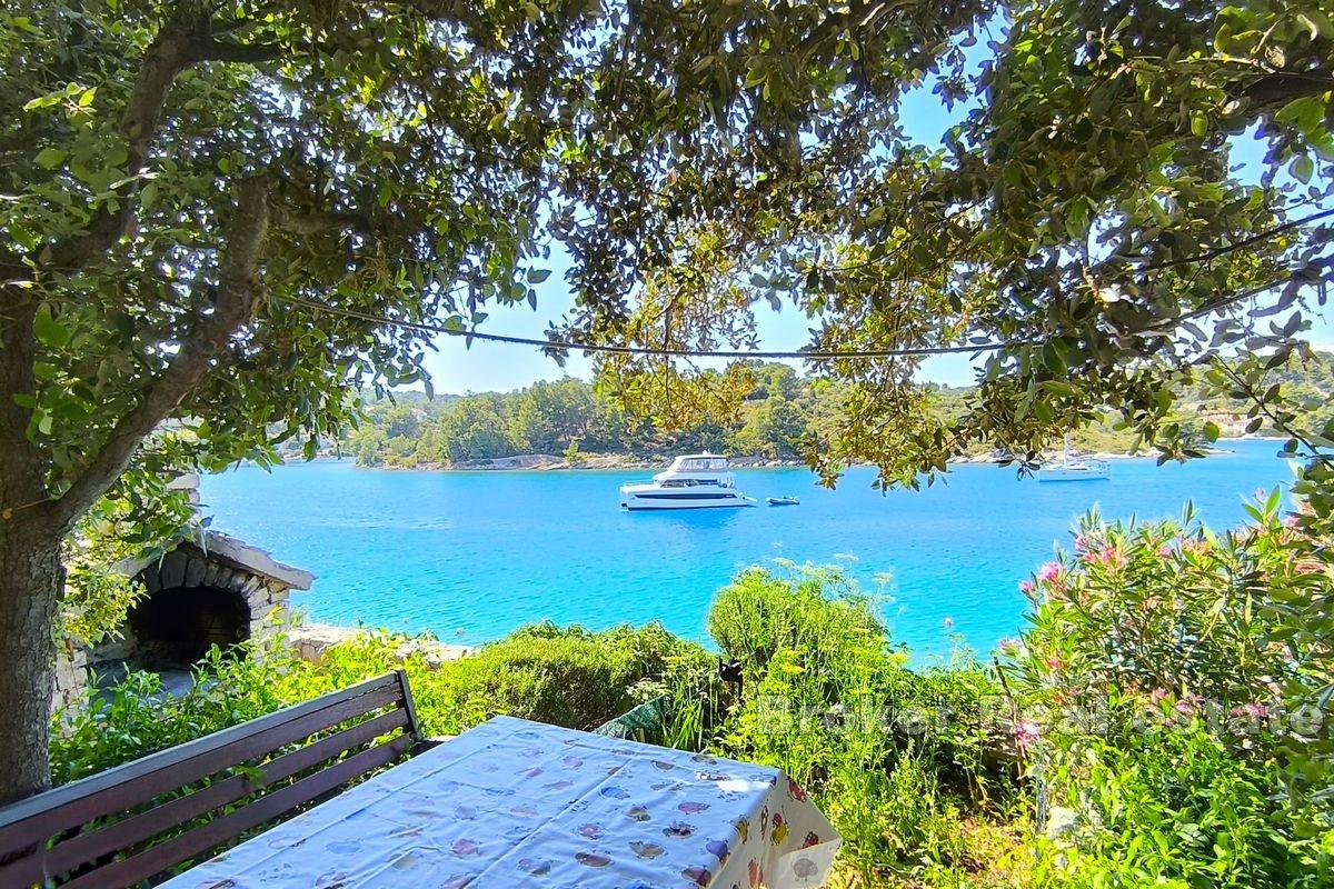 The house is directly next to the sea and the beach