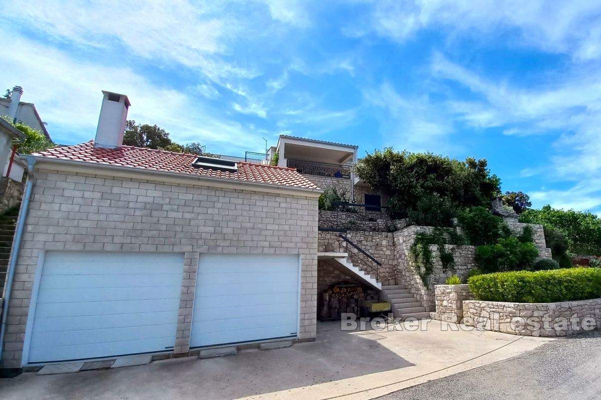 Kuća direktno uz more i plažu