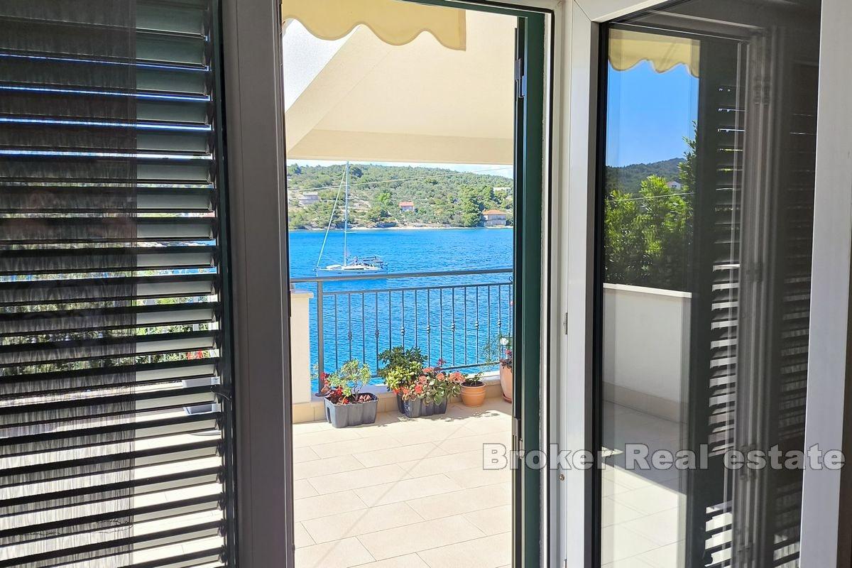 Kuća direktno uz more i plažu