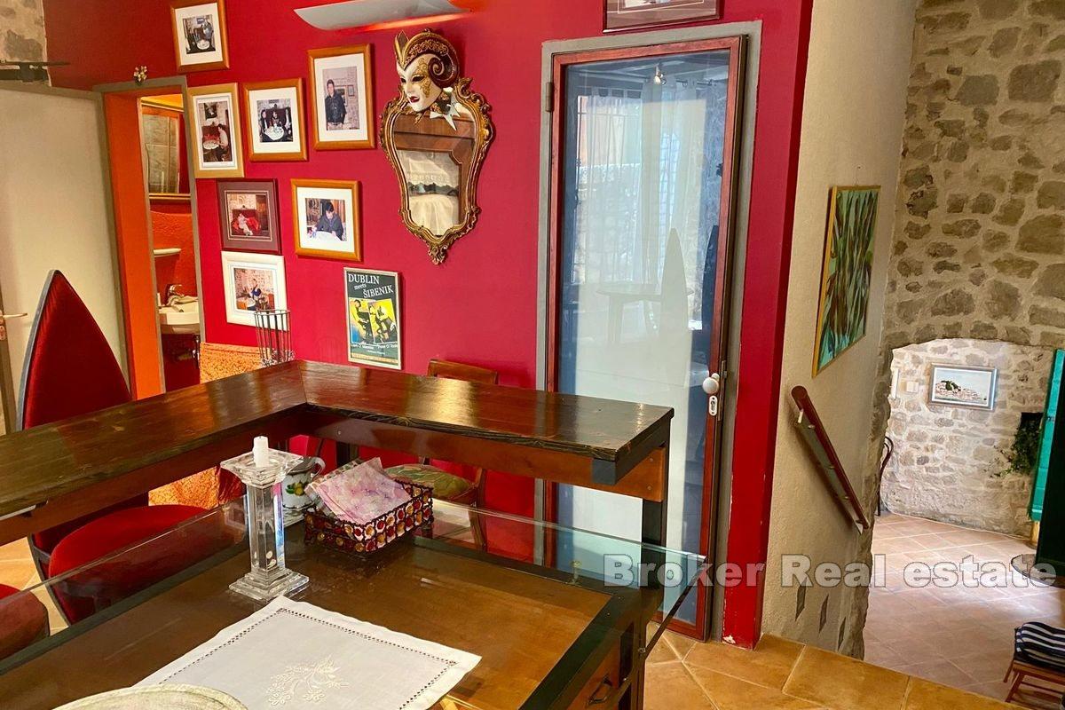 Šibenik- dvoetažni apartman u centru grada