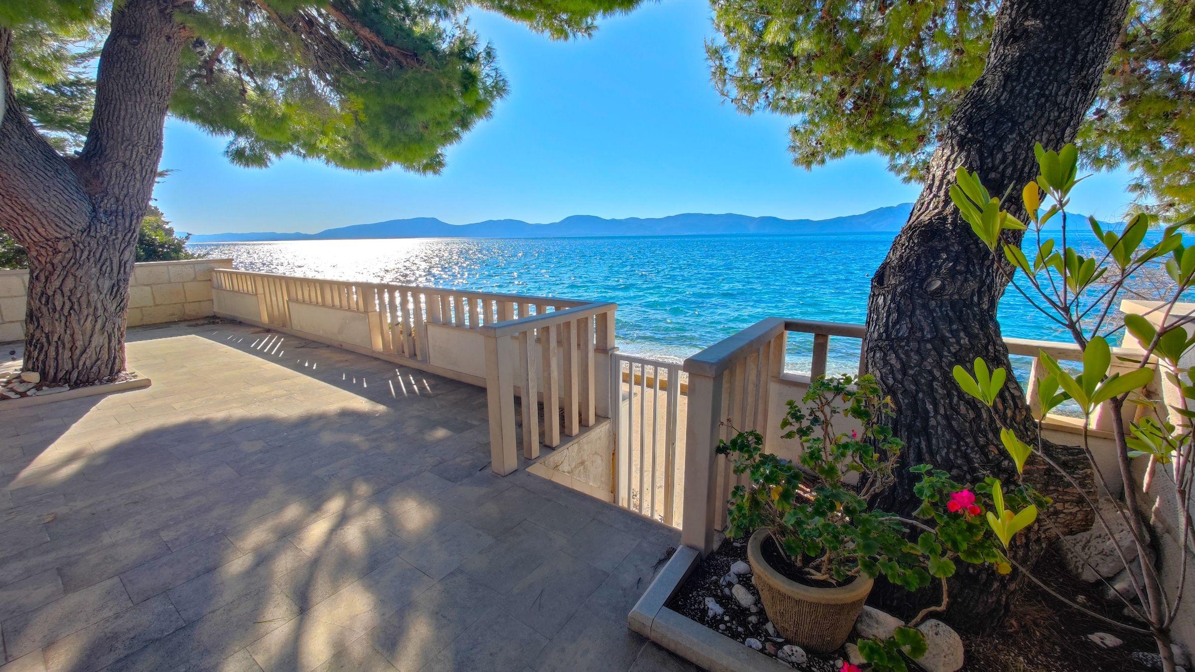 01-2021-394-Makarska-House-the-first-row-to-the-sea-sale