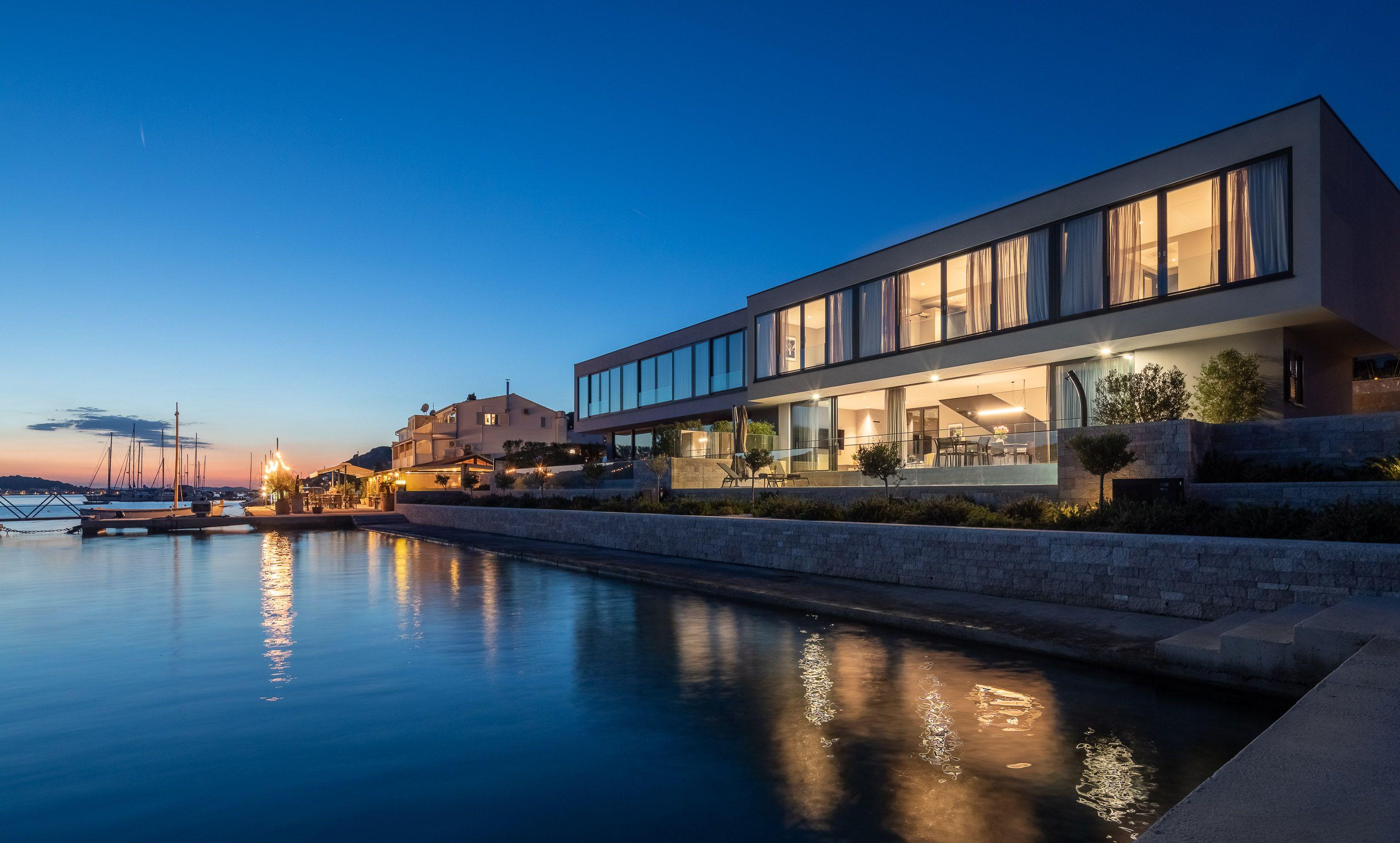 Villa moderne, première rangée de la mer