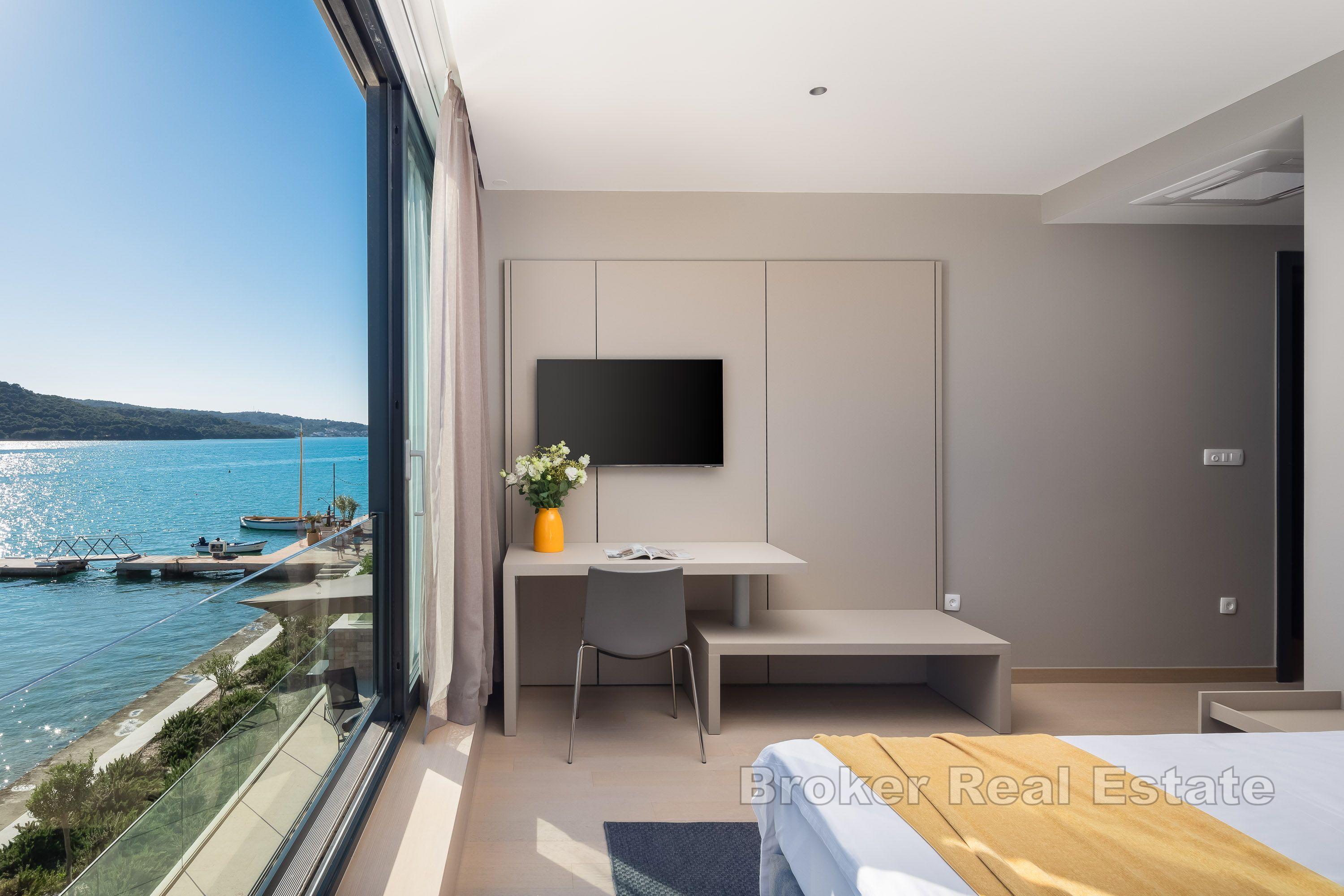 Villa moderna, prima fila al mare