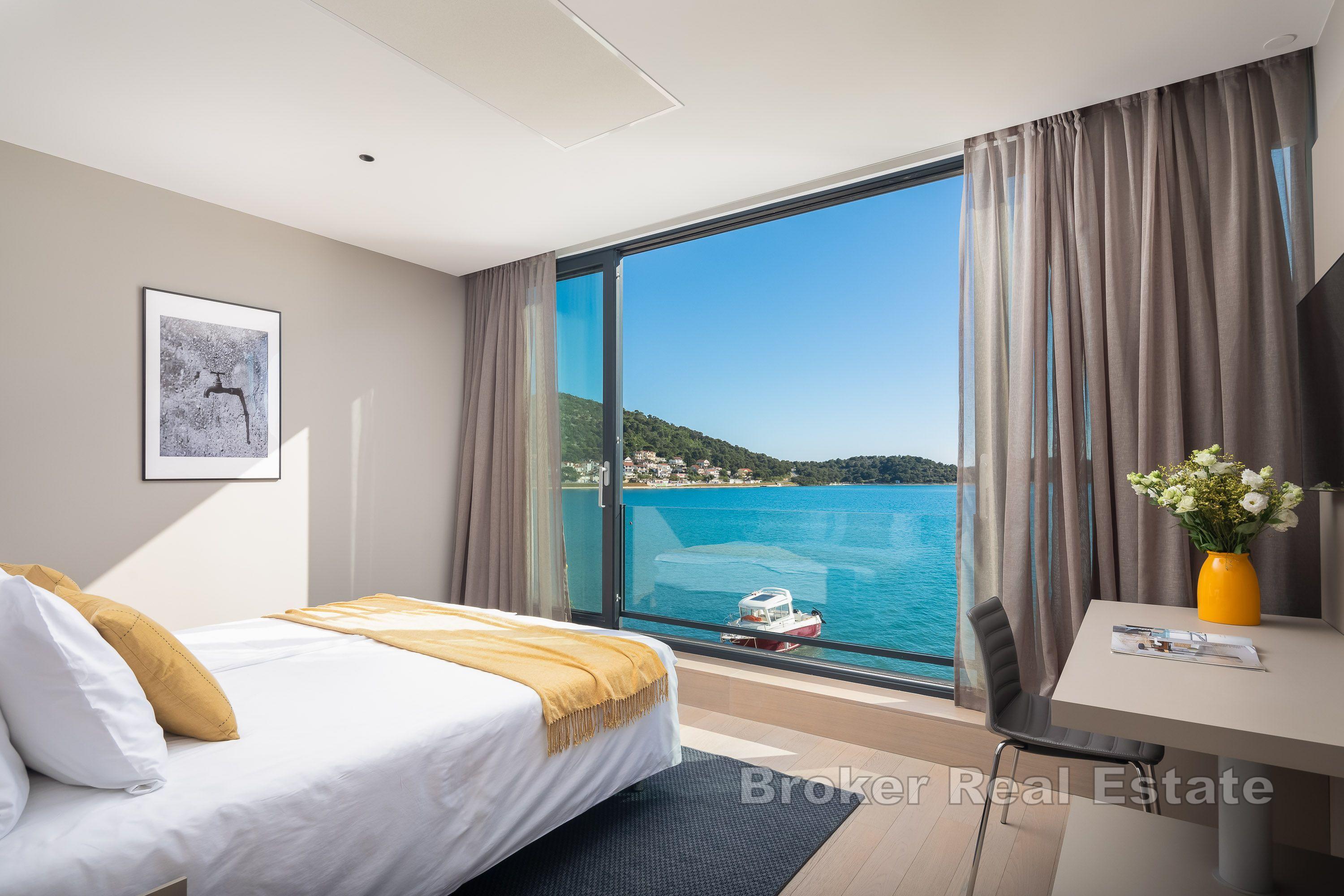 Villa moderna, prima fila al mare