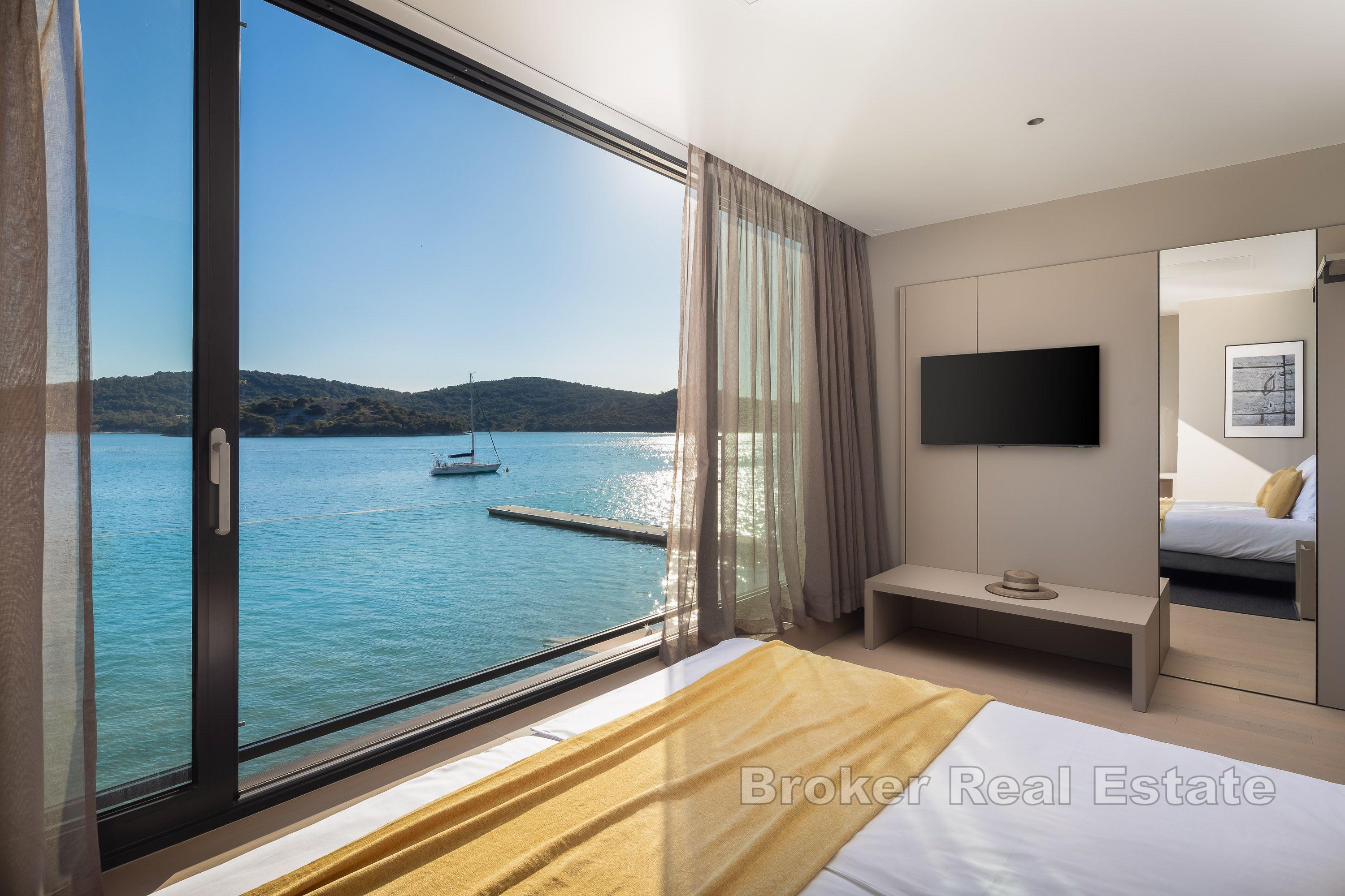 Villa moderna, prima fila al mare