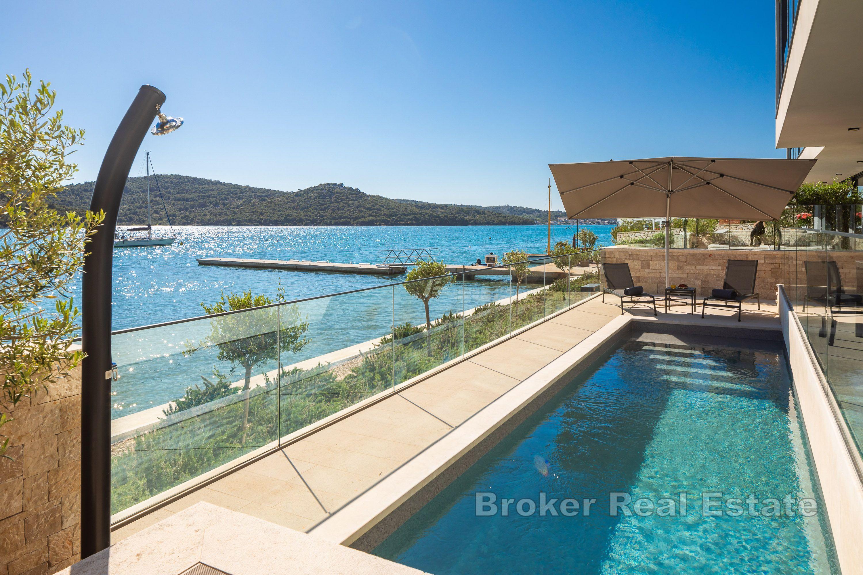 Villa moderna, prima fila al mare