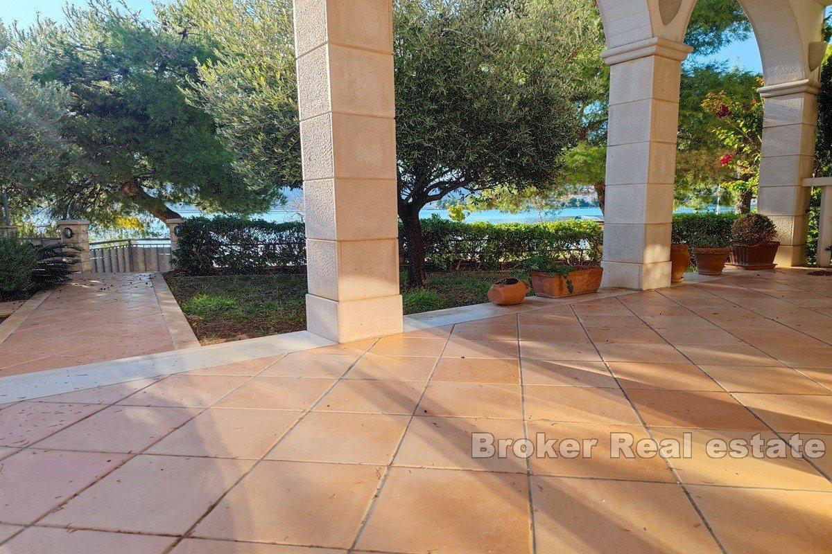 001-2021-401-trogir-villa-first-row-to-the-sea-for-sale