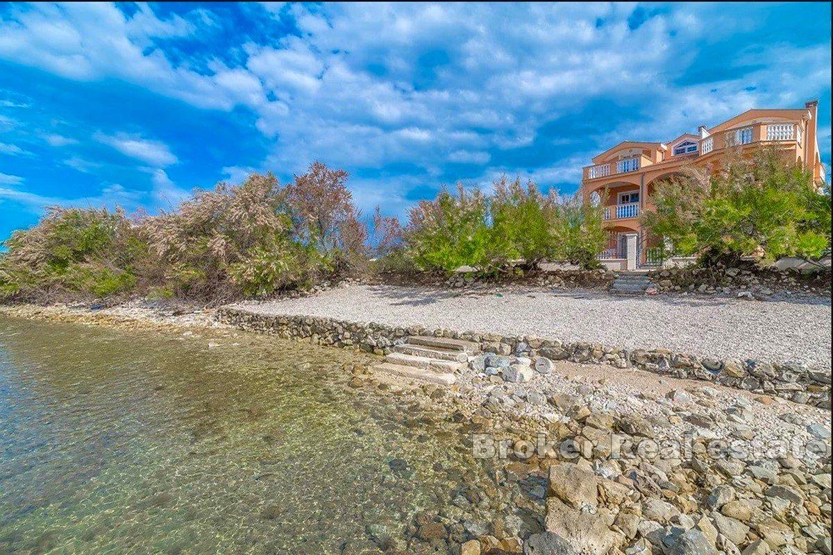Casa sul mare e sulla spiaggia con diversi appartamenti