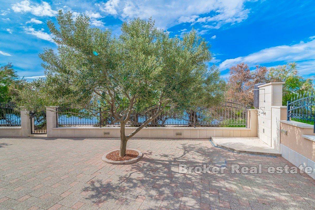 Casa sul mare e sulla spiaggia con diversi appartamenti