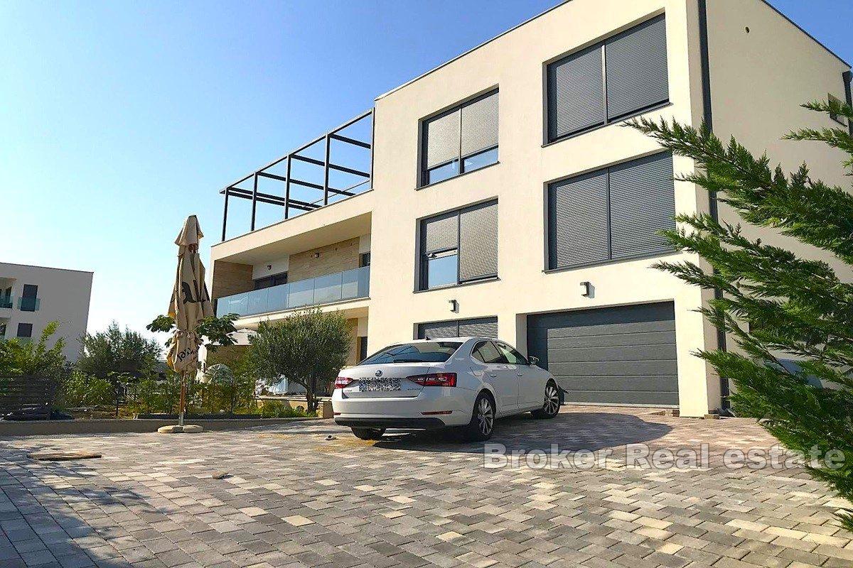 Moderní vila v blízkosti pláže a moře