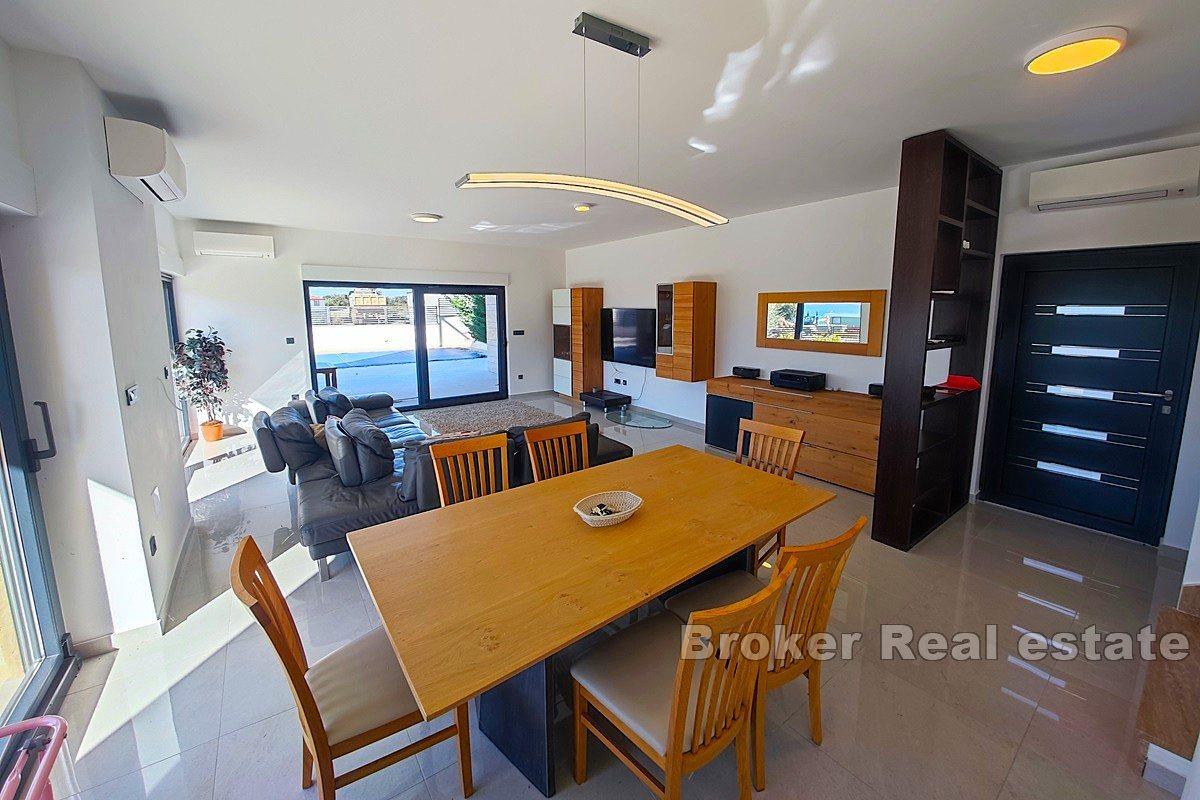 Moderní vila v blízkosti pláže a moře