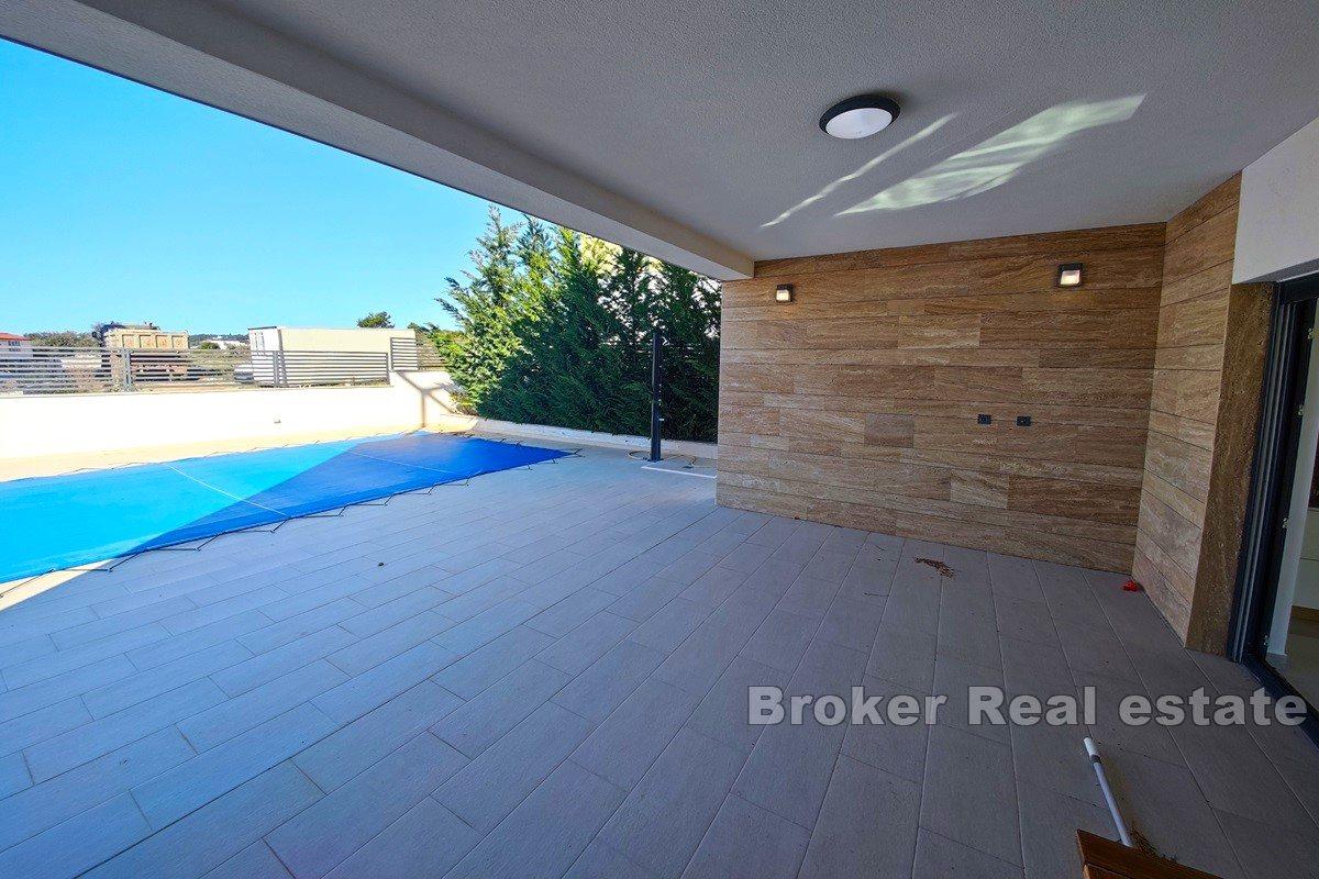 Moderne villa nær stranden og havet