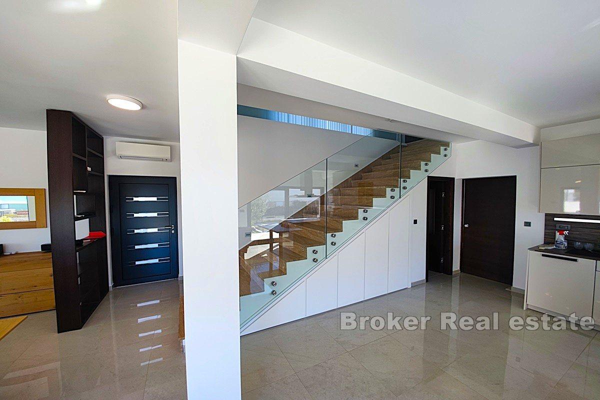 Moderní vila v blízkosti pláže a moře