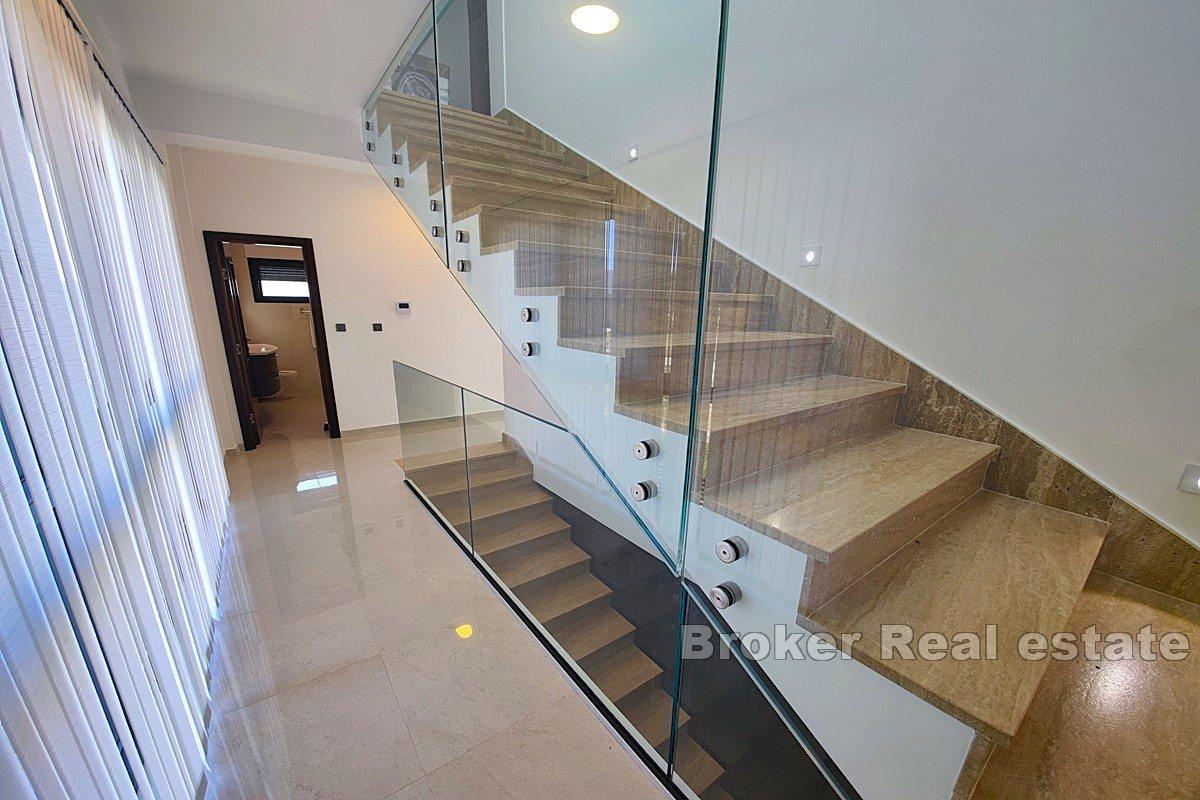 Moderní vila v blízkosti pláže a moře