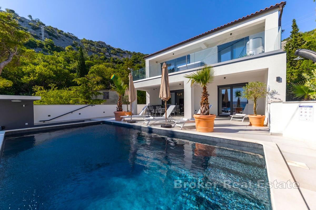 Nowoczesna nowa willa, pierwszy rząd do morza