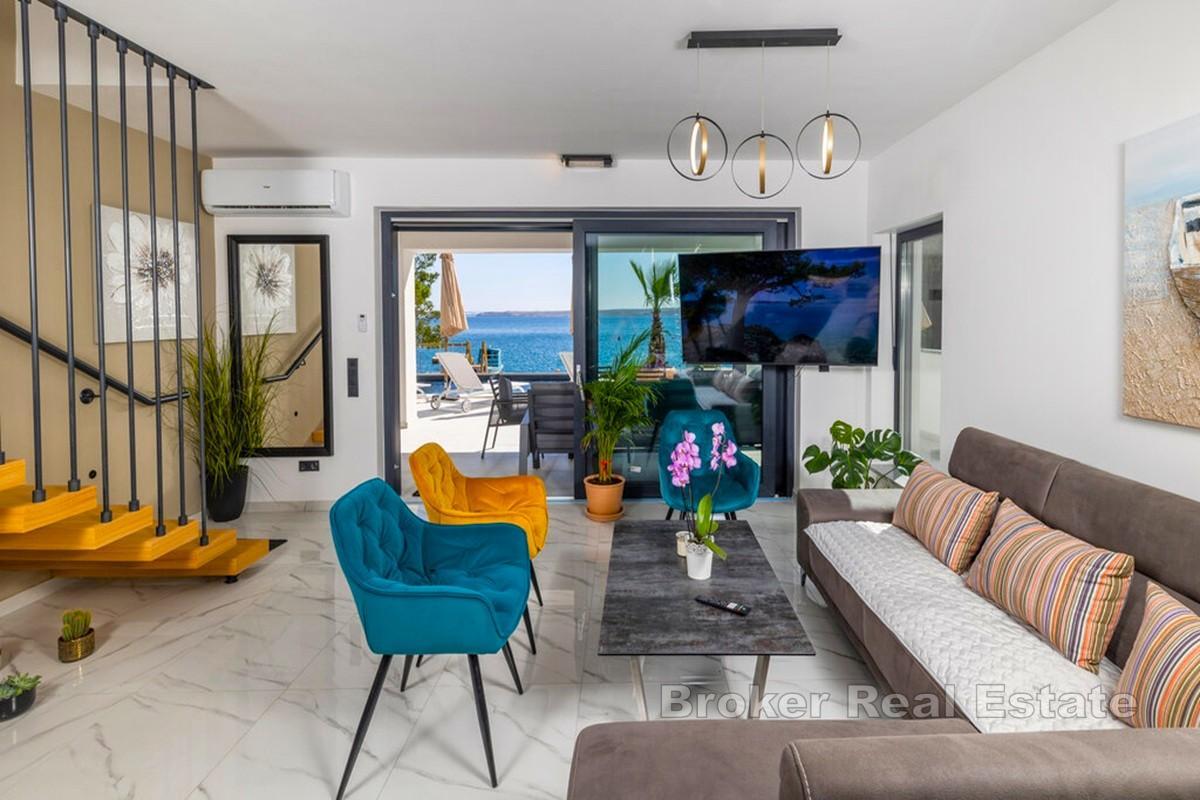 Nowoczesna nowa willa, pierwszy rząd do morza