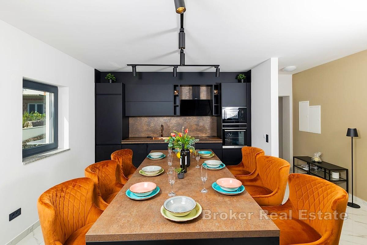 Nowoczesna nowa willa, pierwszy rząd do morza