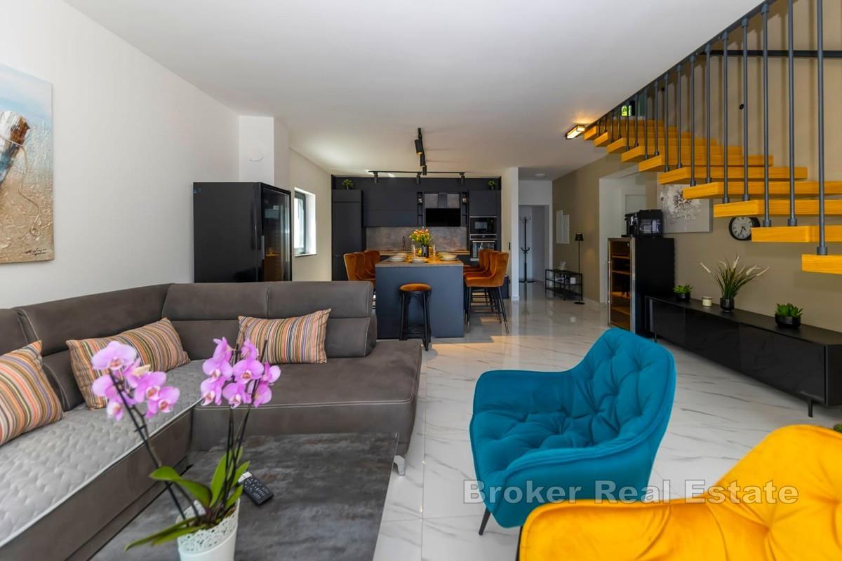 Nowoczesna nowa willa, pierwszy rząd do morza