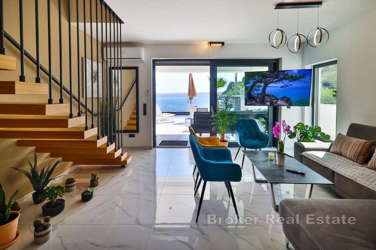 Nowoczesna nowa willa, pierwszy rząd do morza