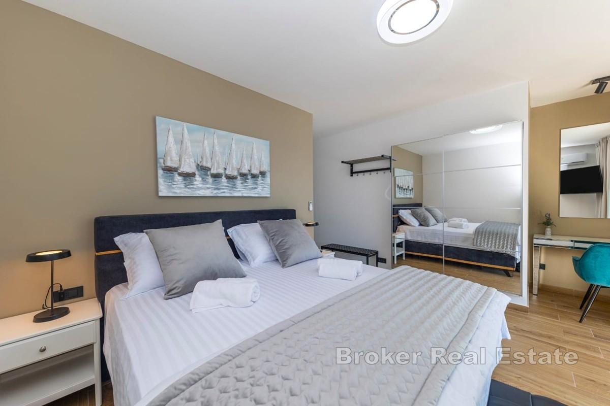 Nowoczesna nowa willa, pierwszy rząd do morza