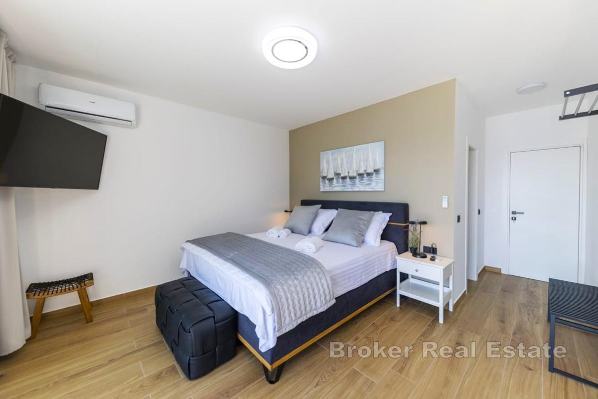 Nowoczesna nowa willa, pierwszy rząd do morza