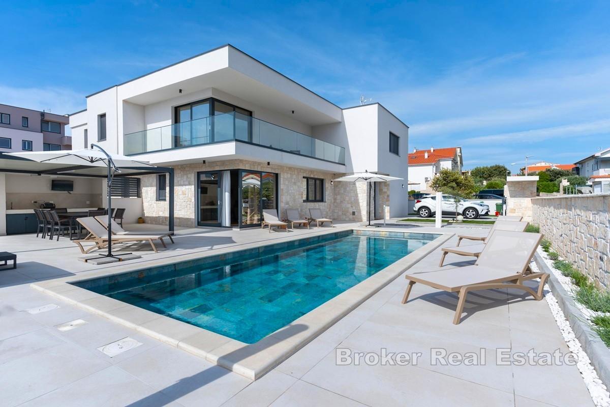 Villa neuve avec piscine