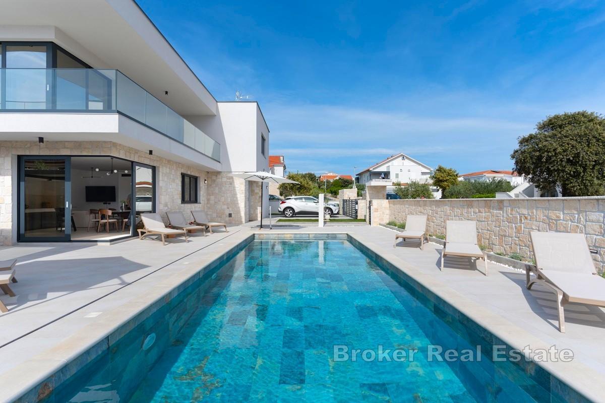 Villa neuve avec piscine