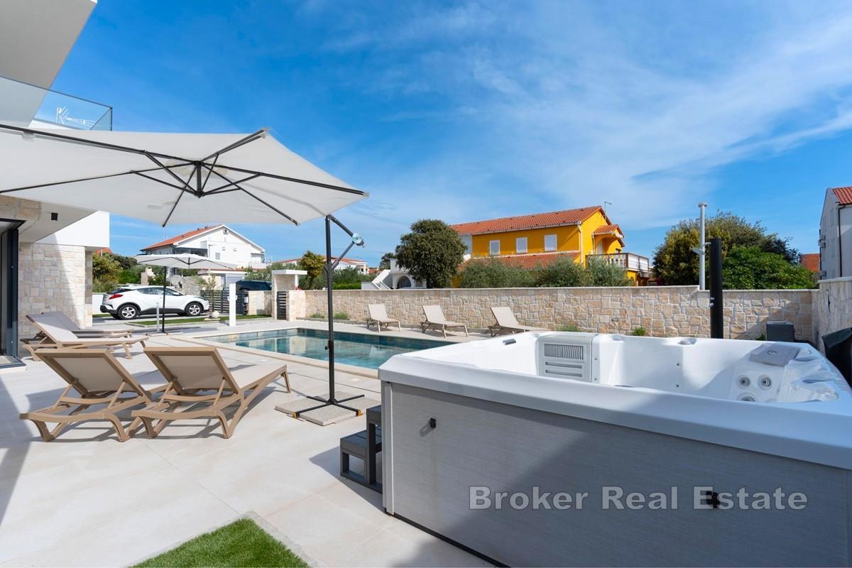 Villa neuve avec piscine