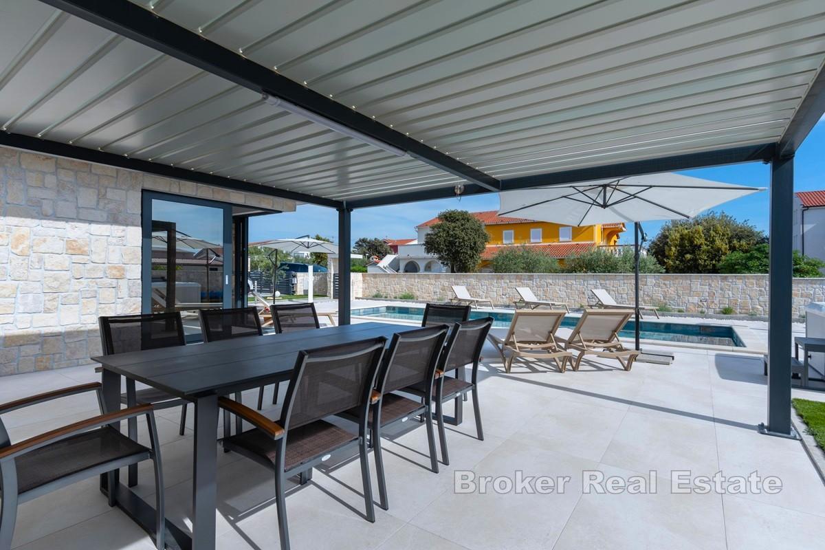 Villa neuve avec piscine