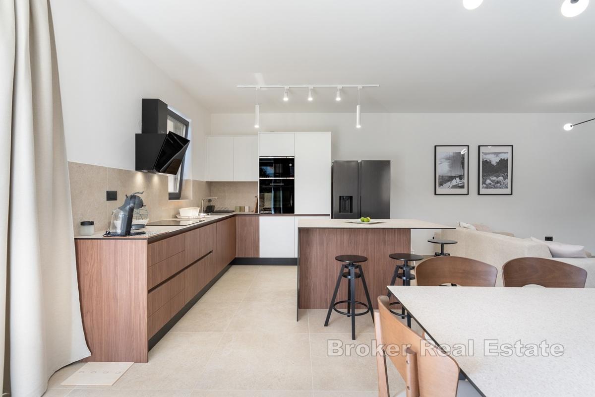 Villa neuve avec piscine