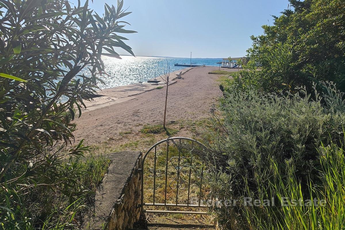 Dom nad plażą z panoramicznym widokiem na morze