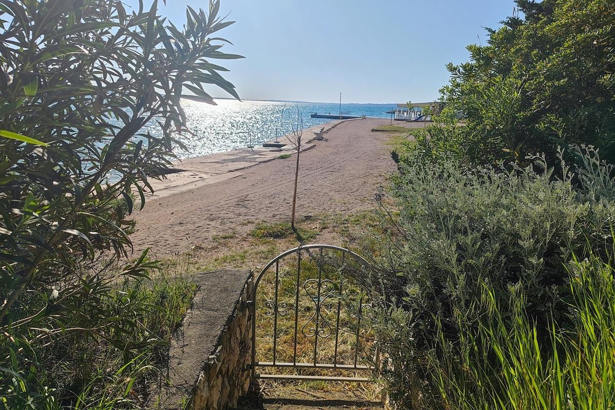 Dom nad plażą z panoramicznym widokiem na morze