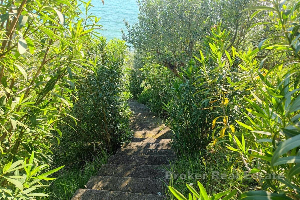 Dom nad plażą z panoramicznym widokiem na morze