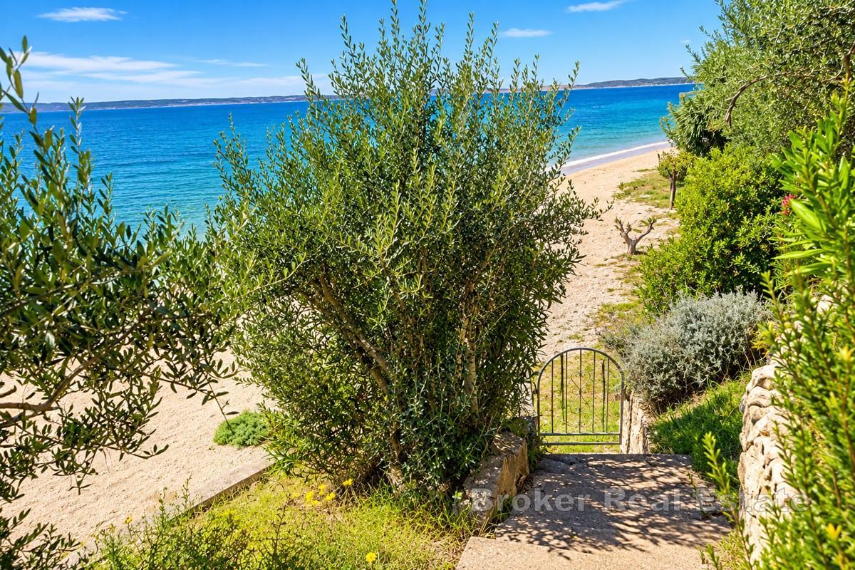 Dom nad plażą z panoramicznym widokiem na morze
