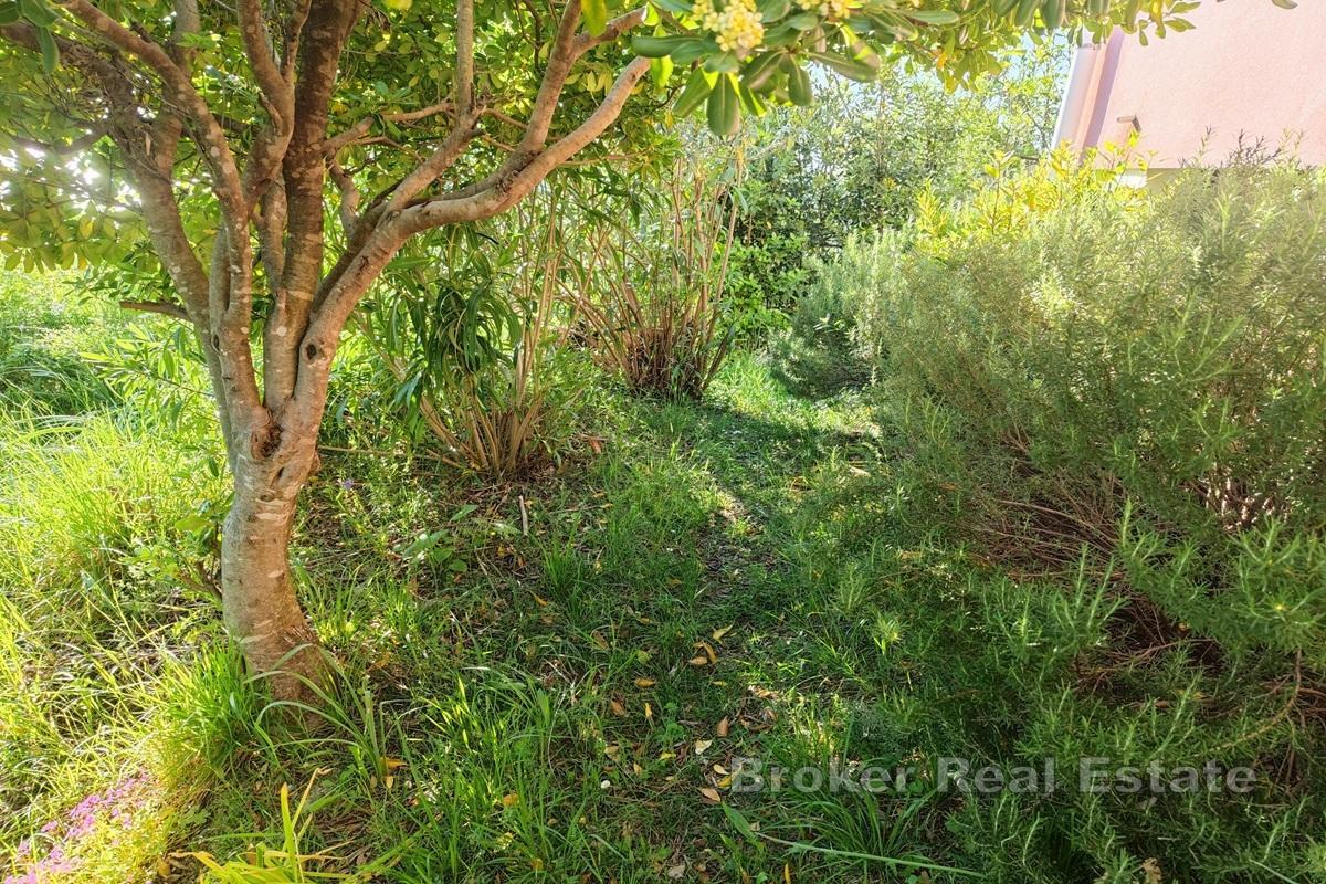 Dom nad plażą z panoramicznym widokiem na morze