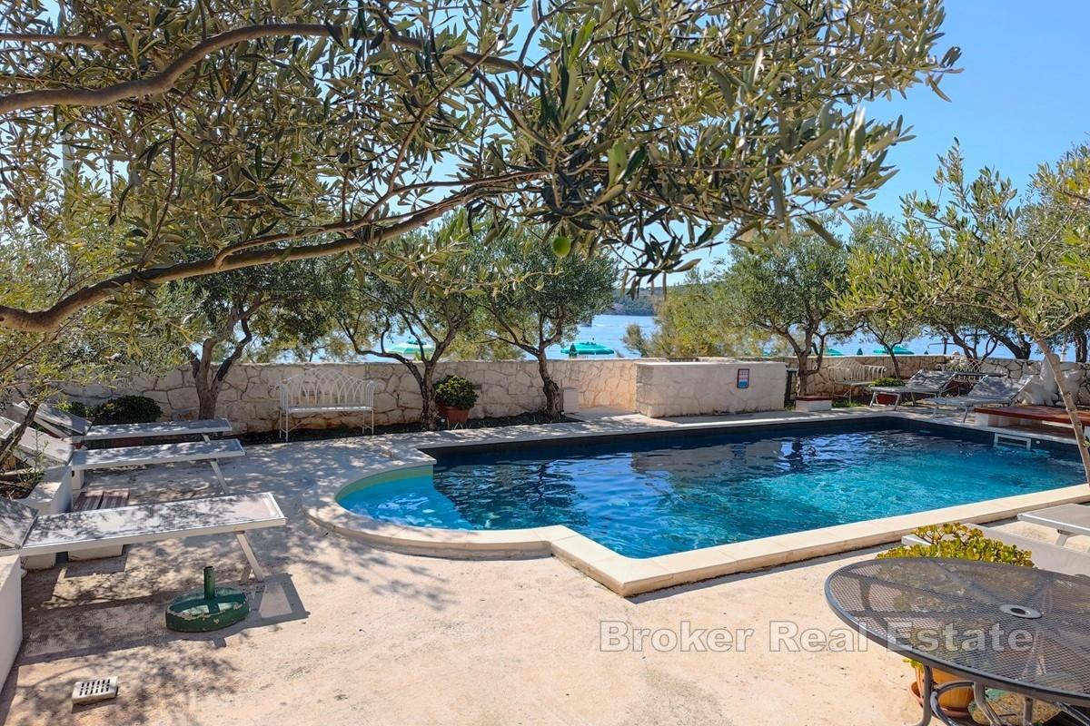 Vila s bazénom, prvý rad k moru