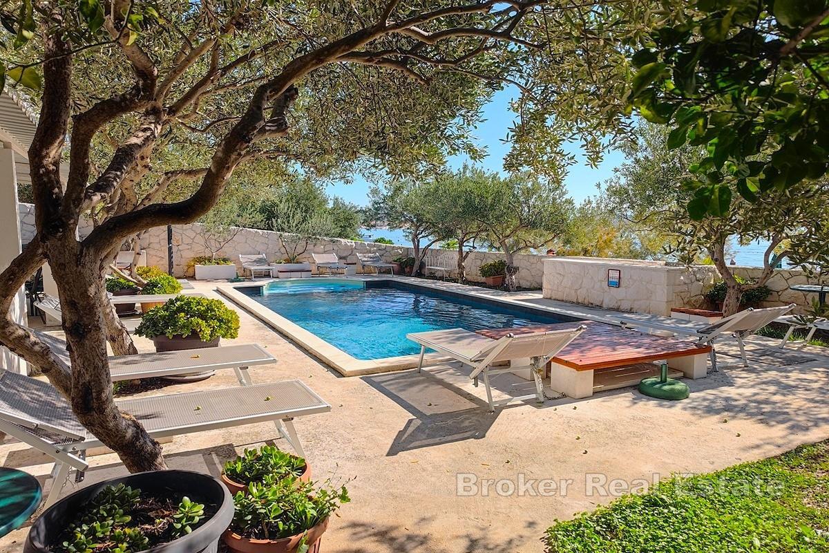 Vila s bazénom, prvý rad k moru