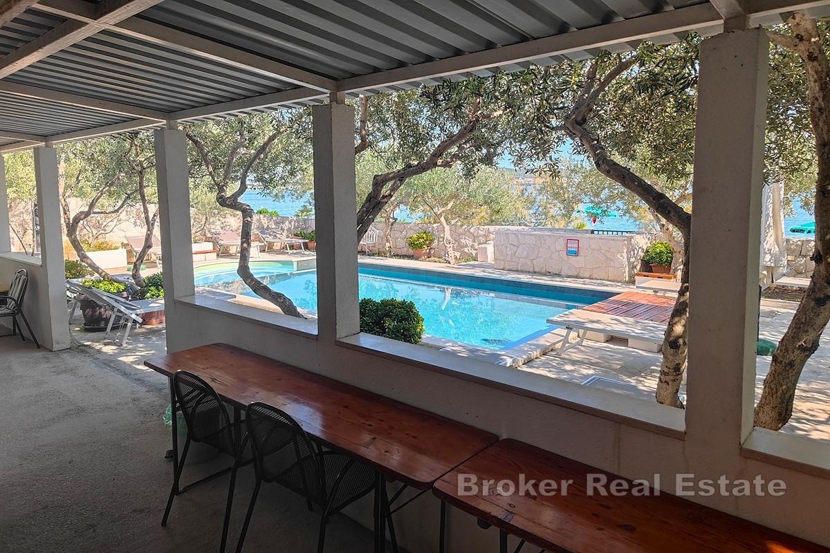 Villa con piscina, prima fila al mare