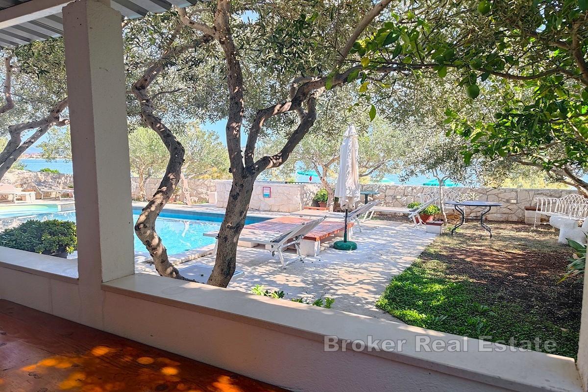 Vila s bazénom, prvý rad k moru