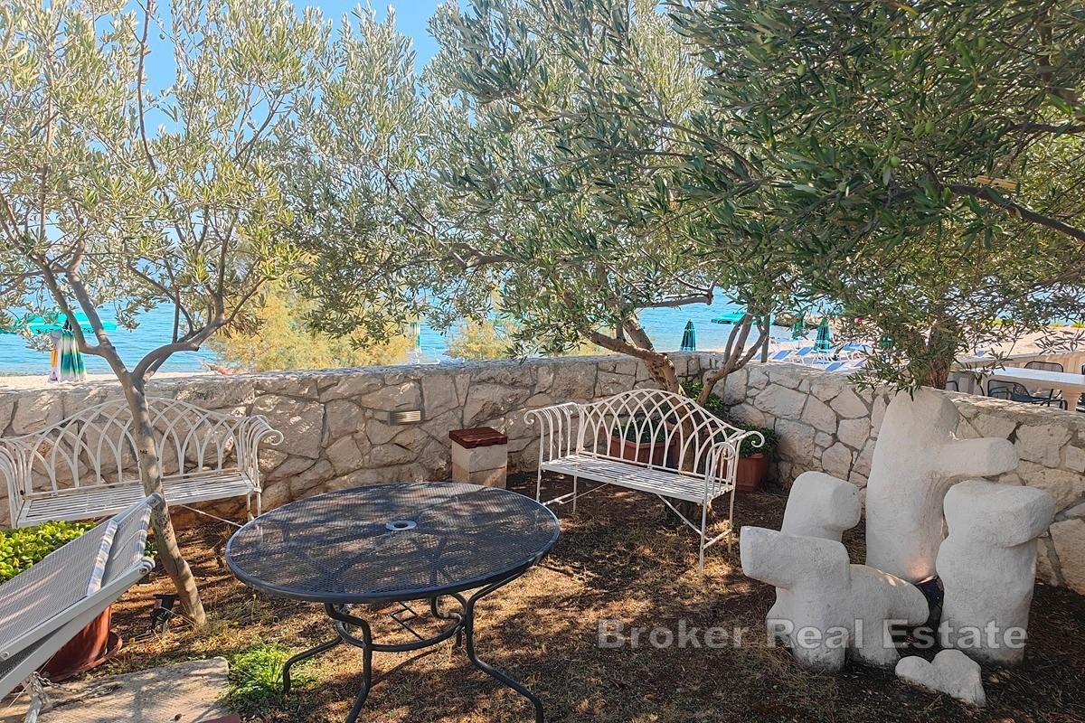 Vila s bazénom, prvý rad k moru