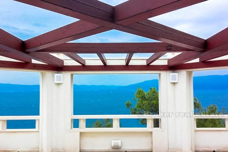 ön Brac, nybyggd villa vid havet