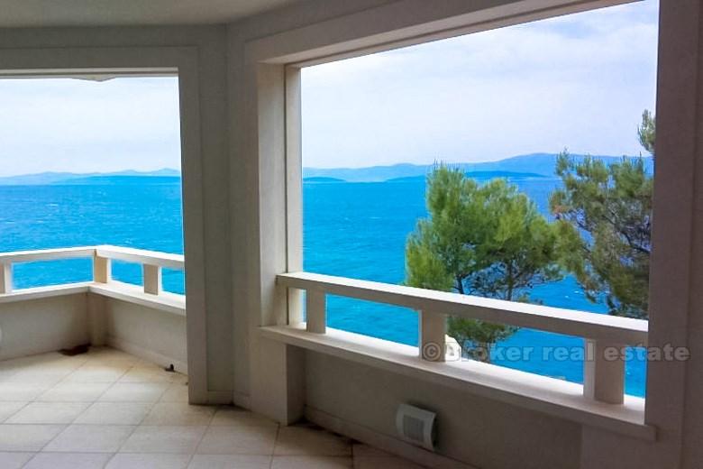 Ostrov Brač, novo postavená vila pri mori