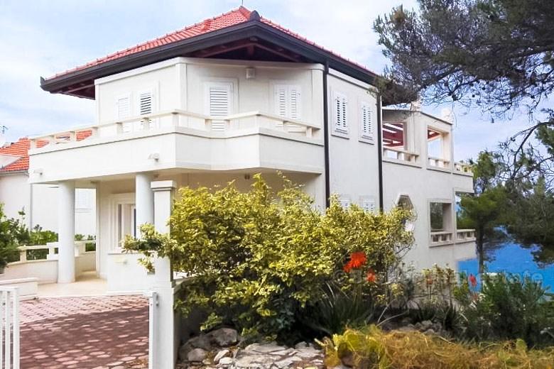 ön Brac, nybyggd villa vid havet