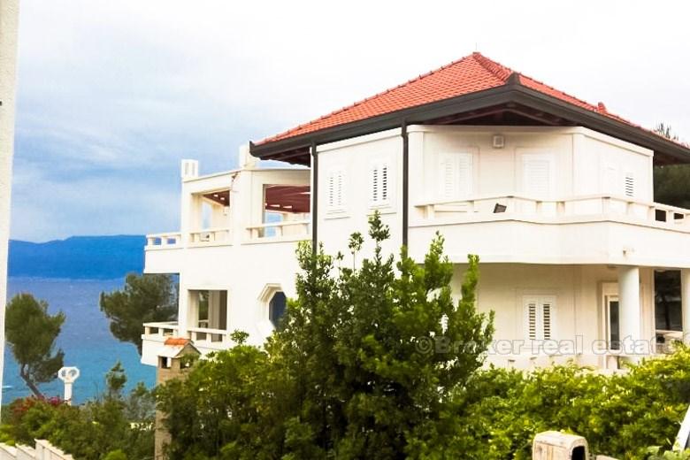 Ostrov Brač, novo postavená vila pri mori