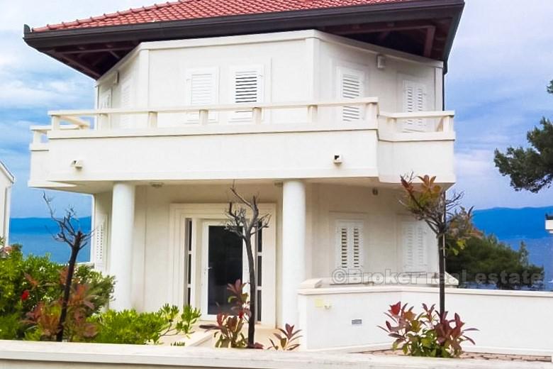 Ostrov Brač, novo postavená vila pri mori