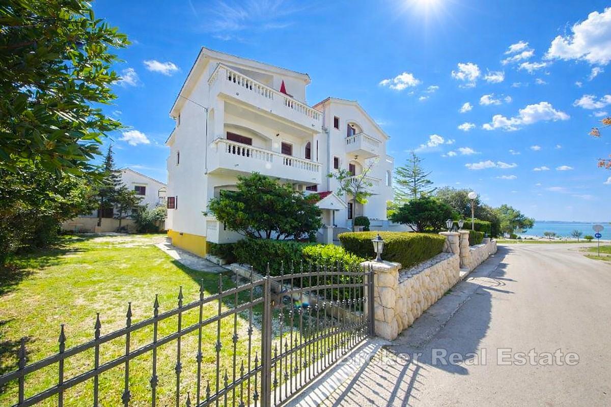 Apartamentowiec w pierwszym rzędzie od morza