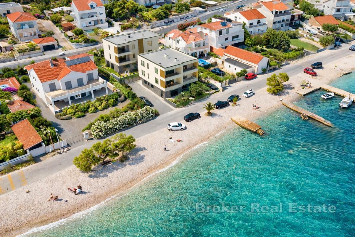 Appartements neufs de deux chambres en première ligne de mer